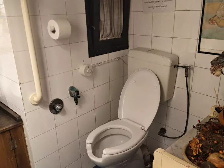 Immagine 13 di Attività commerciale in vendita  in PIAZZA TASSO a Firenze