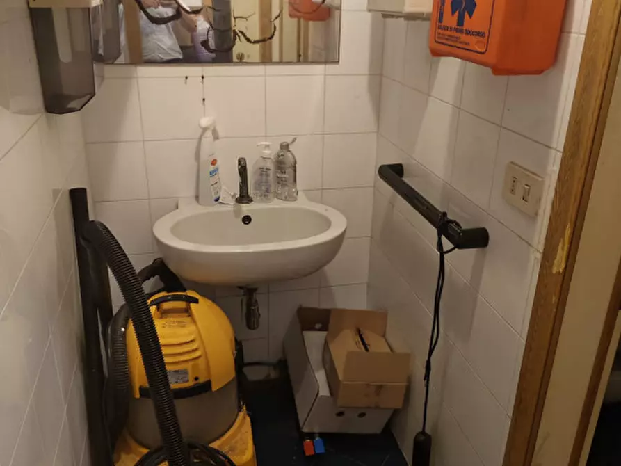 Immagine 37 di Attività commerciale in vendita  in PIAZZA TASSO a Firenze