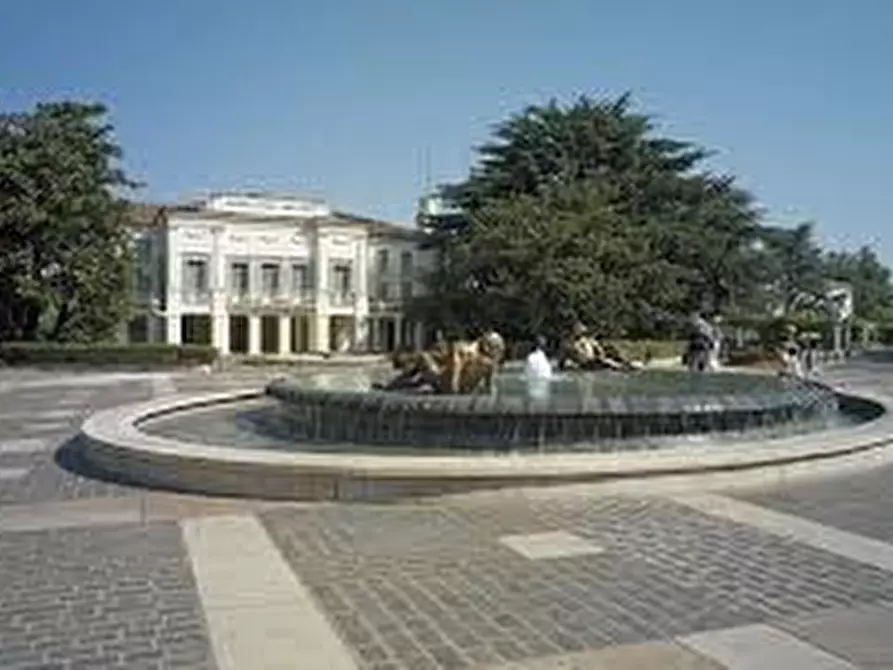 Immagine 2 di Negozio in vendita  in Via Giuseppe Jappelli a Abano Terme