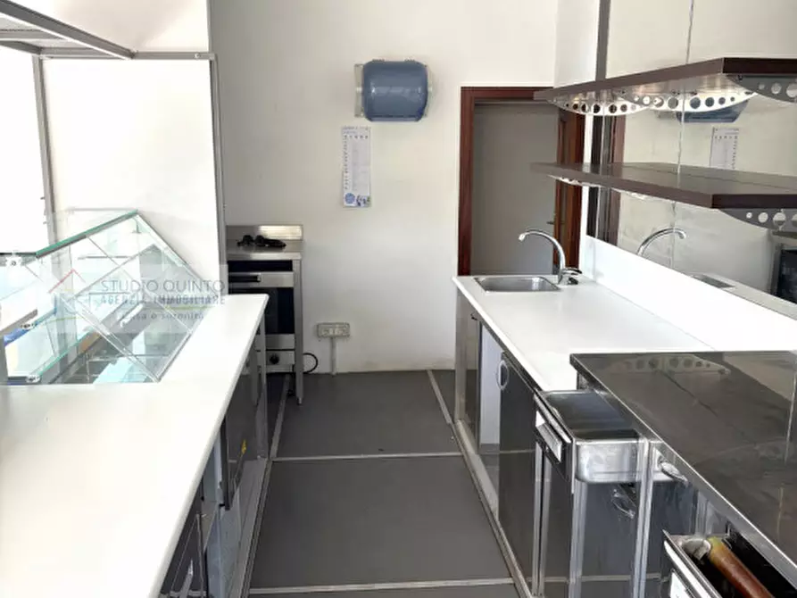 Immagine 5 di Negozio in vendita  a Treviso