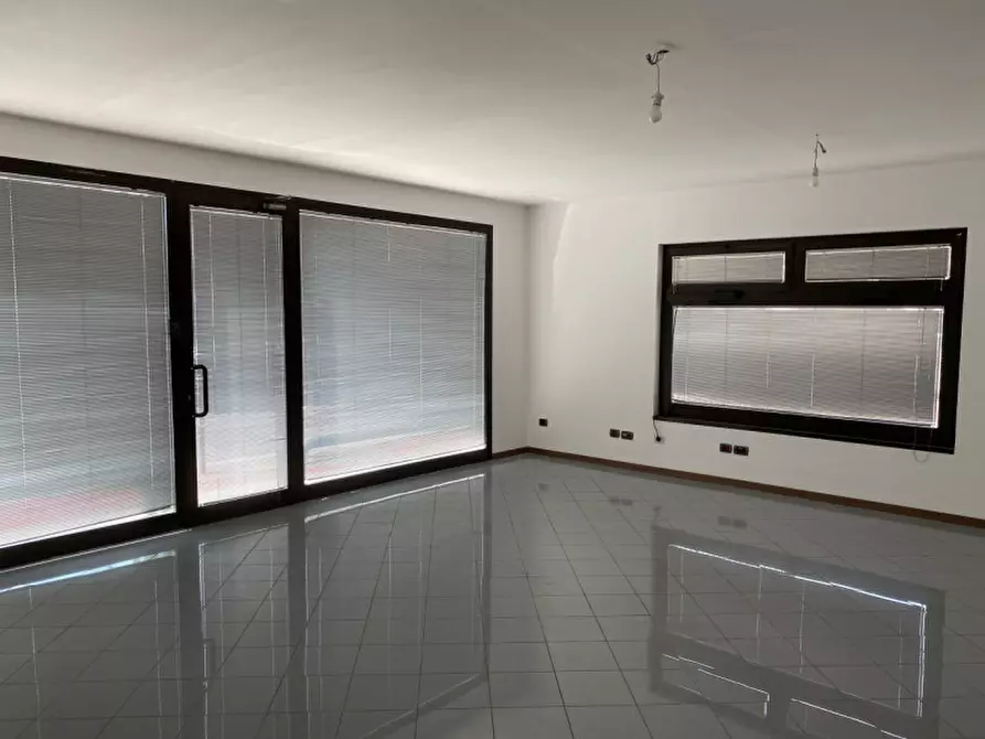 Immagine 1 di Negozio in vendita  in via vigonovese a Padova