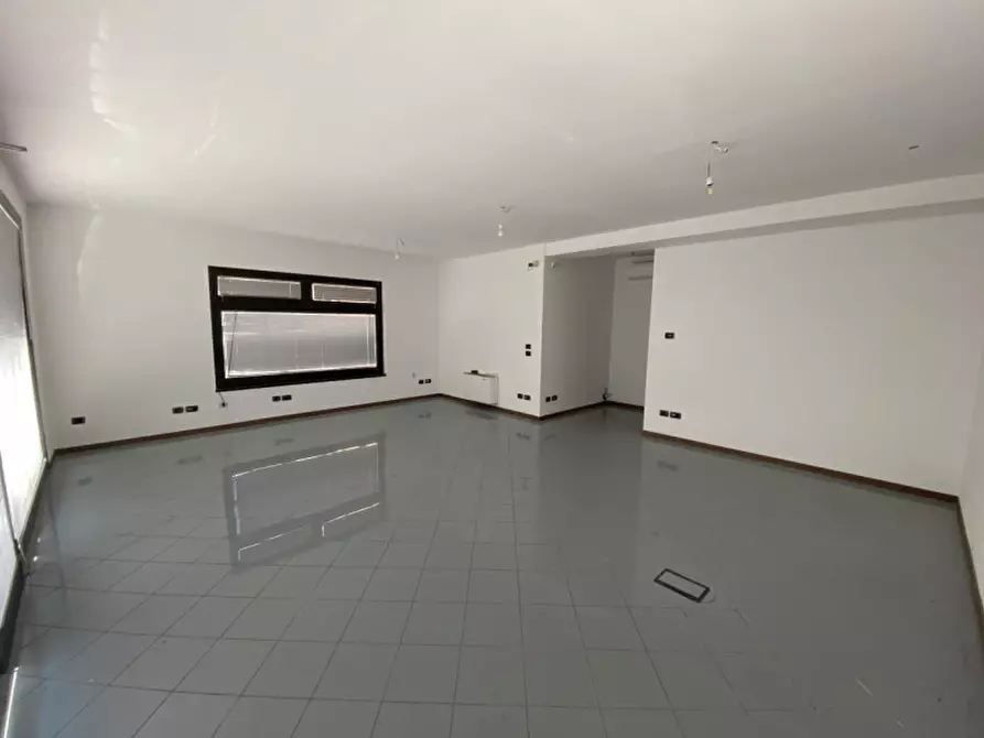 Immagine 3 di Negozio in vendita  in via vigonovese a Padova