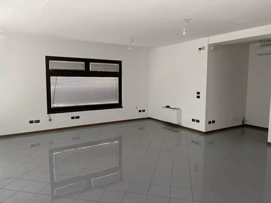 Immagine 4 di Negozio in vendita  in via vigonovese a Padova