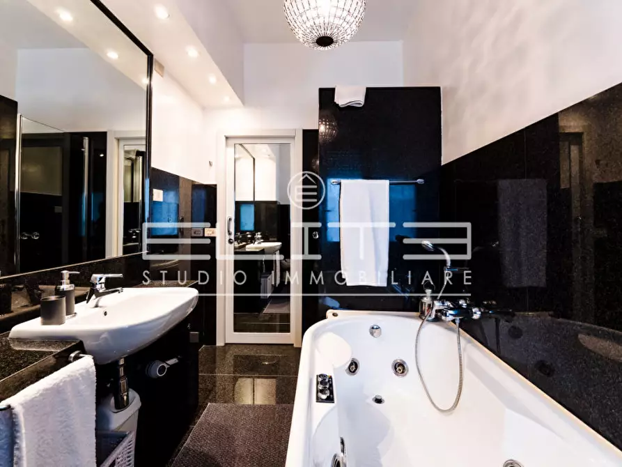 Immagine 19 di Appartamento in vendita  in Via Loreto a Ancona