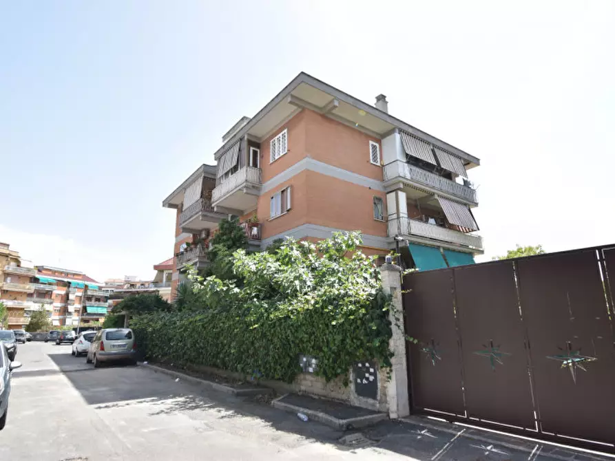 Immagine 4 di Appartamento in vendita  in Via Villanova a Roma