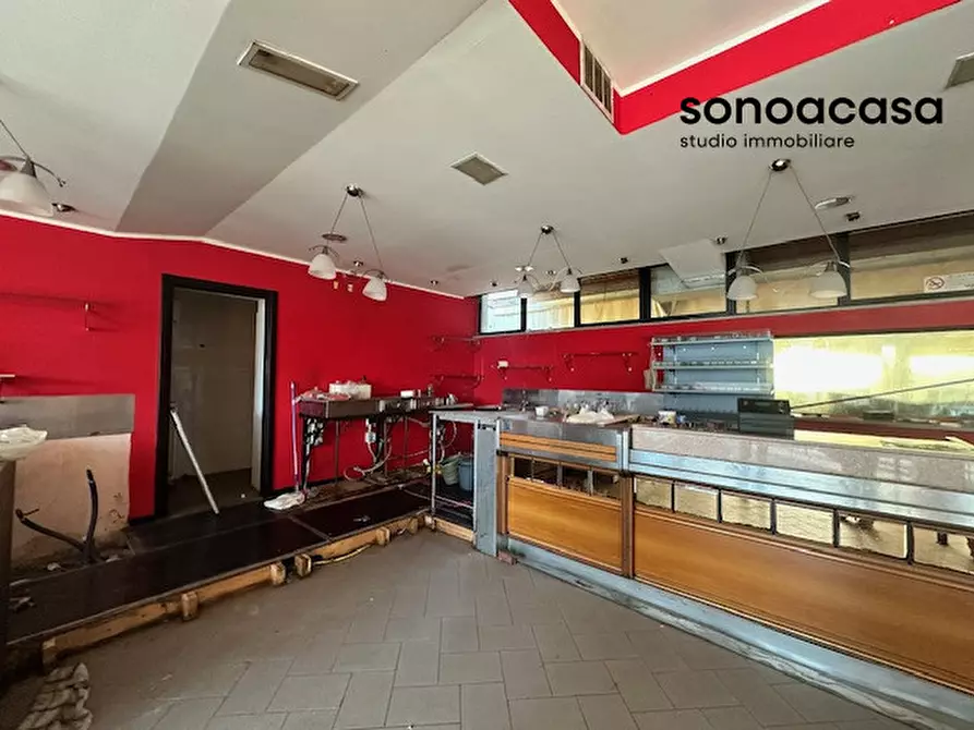 Immagine 2 di Negozio in vendita  in Via Roma 31 a Monte Porzio