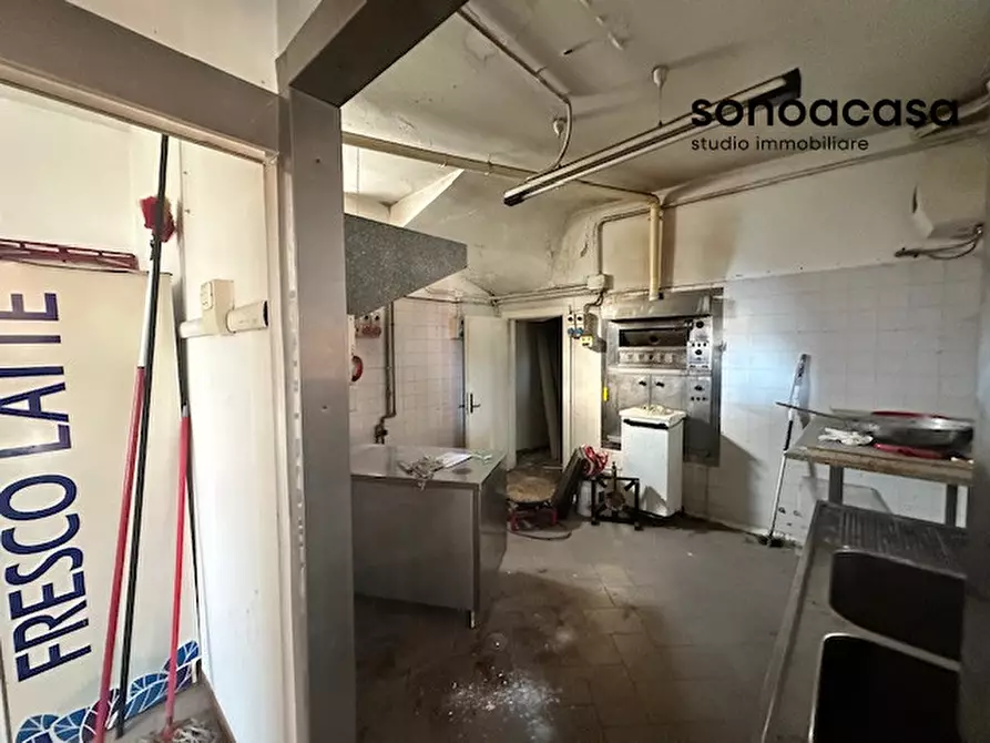 Immagine 14 di Negozio in vendita  in Via Roma 31 a Monte Porzio