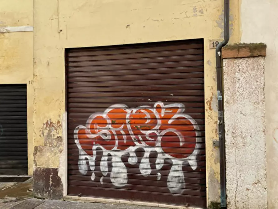 Immagine 1 di Garage in vendita  in Contrà Piazza del Castello Vicenza a Vicenza