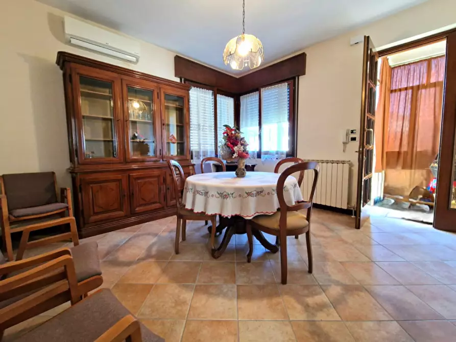 Immagine 1 di Villa in vendita  in Via Europa a Torri Di Quartesolo