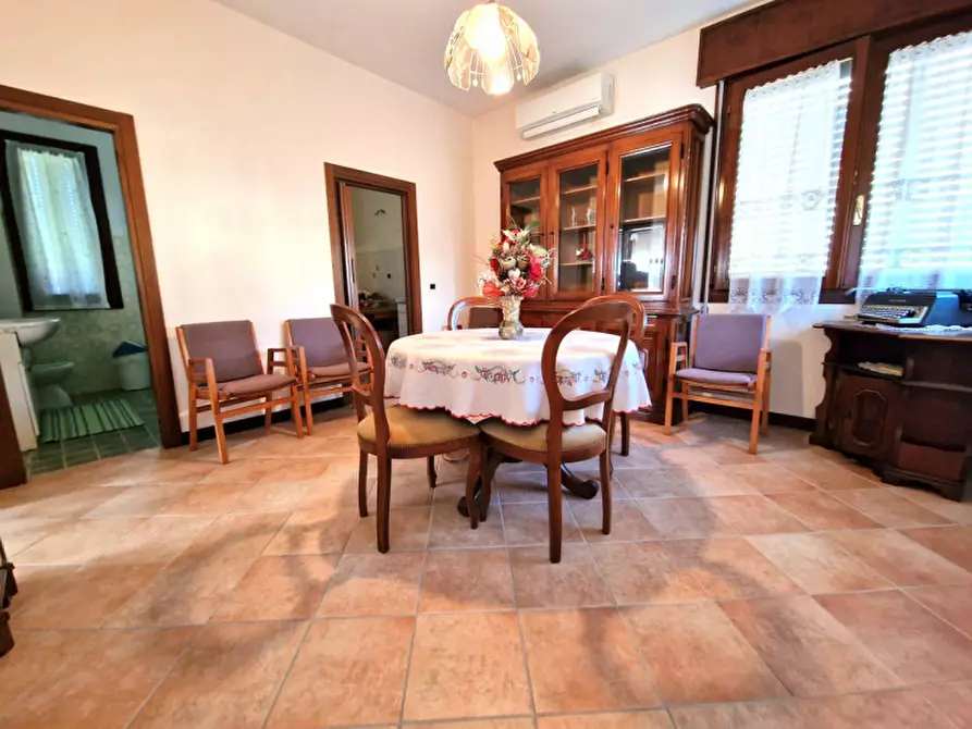 Immagine 3 di Villa in vendita  in Via Europa a Torri Di Quartesolo