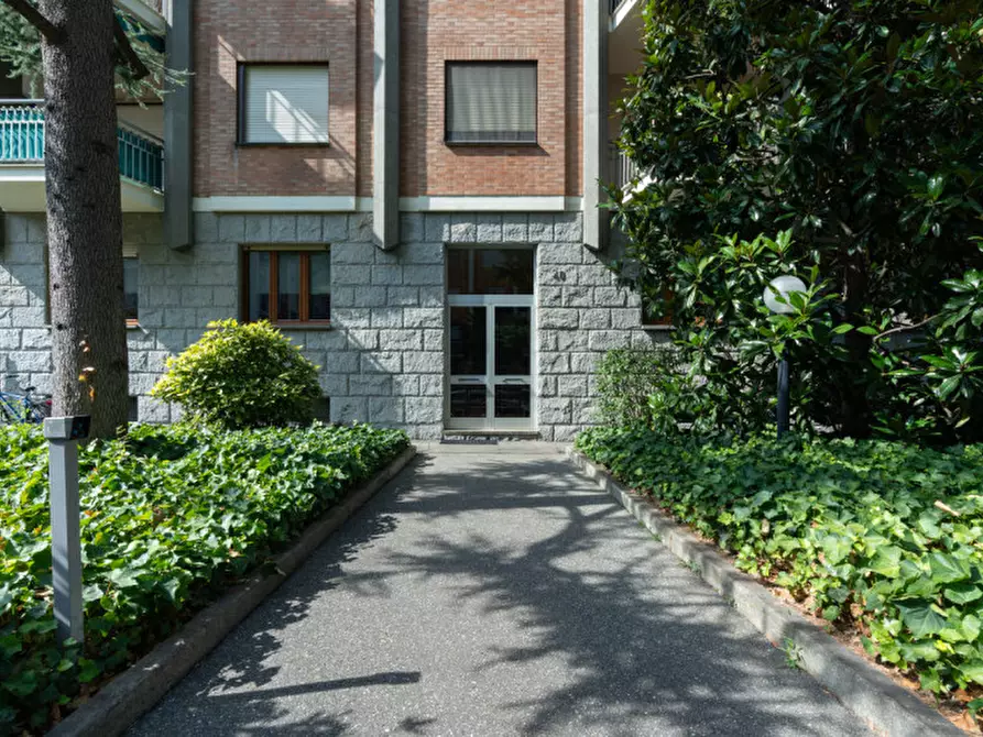 Immagine 2 di Appartamento in vendita  in via piscina 40 a Torino