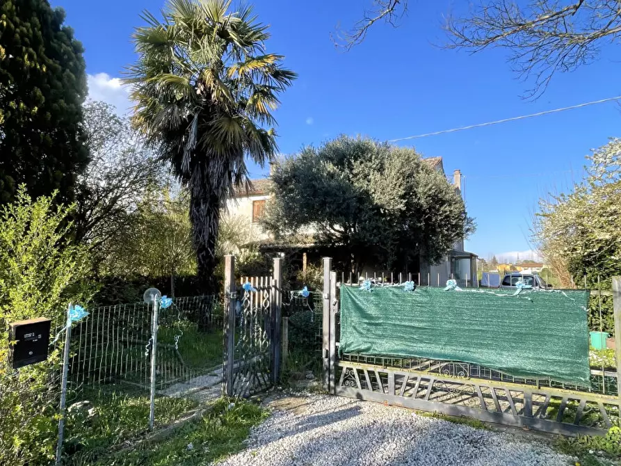 Immagine 2 di Casa bifamiliare in vendita  in Via Guglielmo Marconi a Campolongo Maggiore