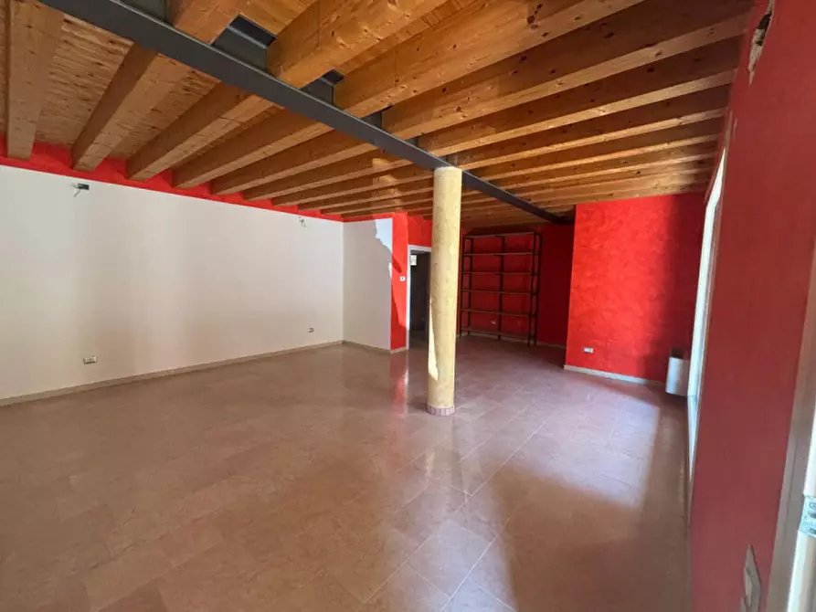 Immagine 1 di Negozio in affitto  in PIAZZA LIBERAZIONE N. 180 a Vo