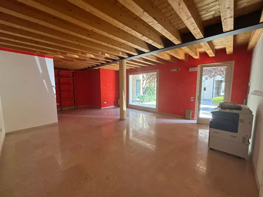 Immagine 2 di Negozio in affitto  in PIAZZA LIBERAZIONE N. 180 a Vo