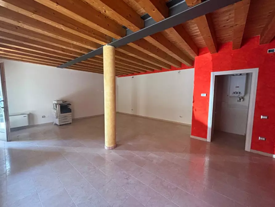 Immagine 3 di Negozio in affitto  in PIAZZA LIBERAZIONE N. 180 a Vo