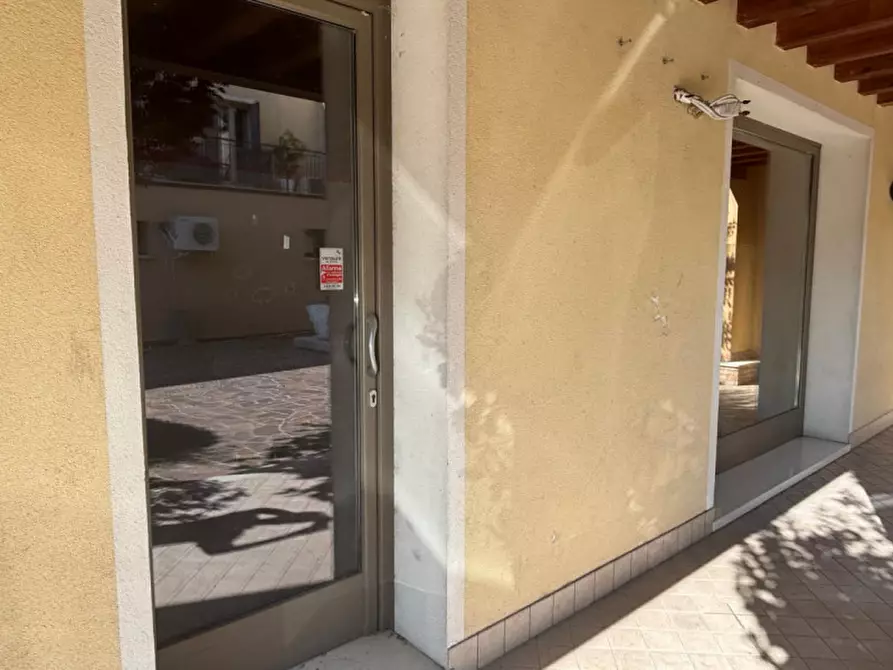 Immagine 10 di Negozio in affitto  in PIAZZA LIBERAZIONE N. 180 a Vo
