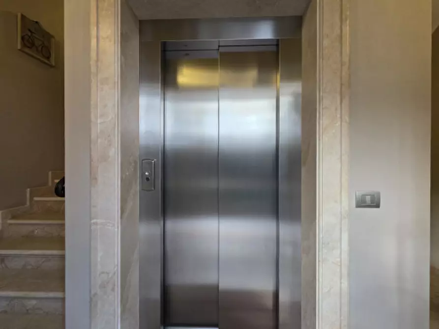 Immagine 18 di Ufficio in affitto  in via roma a Castelnuovo Del Garda