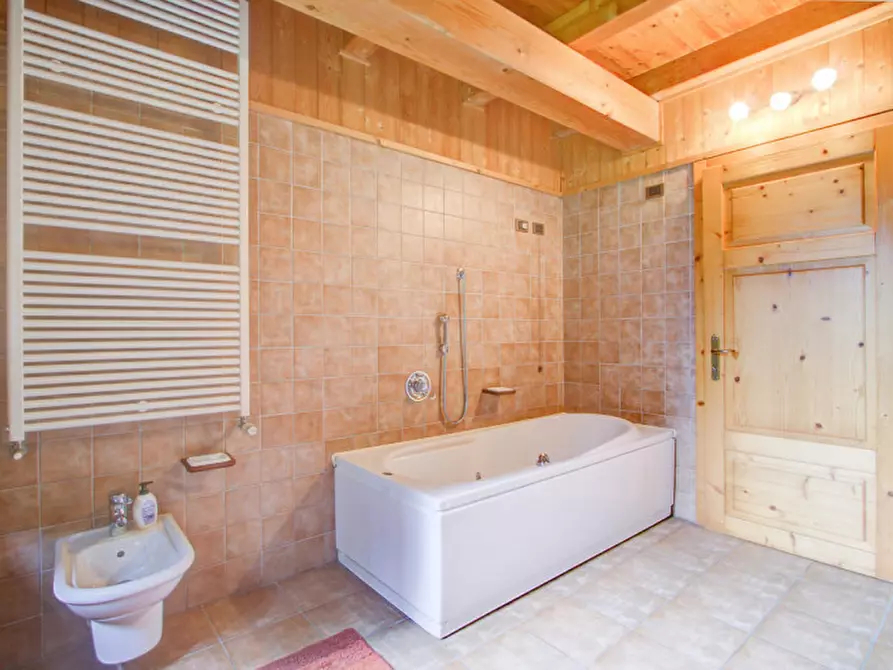 Immagine 33 di Casa indipendente in vendita  a Fiave'