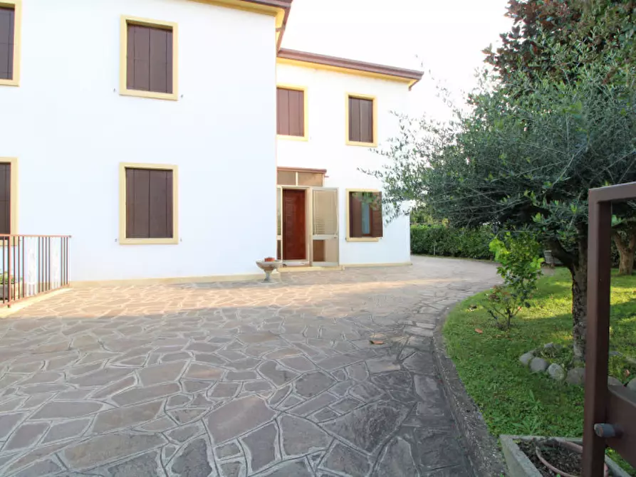 Immagine 3 di Casa bifamiliare in vendita  in Via Atheste a Este