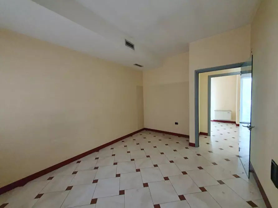 Immagine 2 di Attività commerciale in vendita  in Piazzale Kennedy a Lendinara