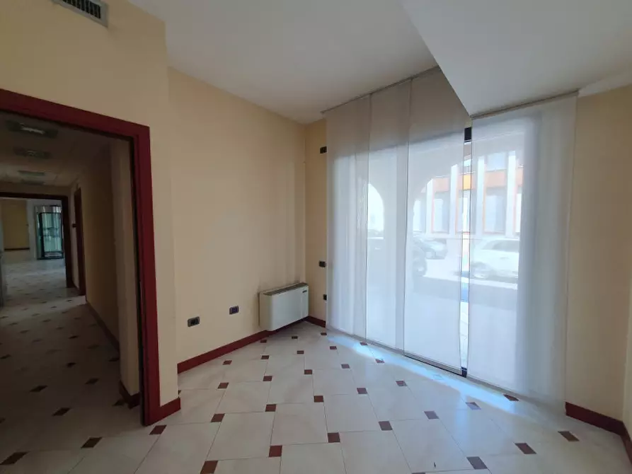 Immagine 4 di Attività commerciale in vendita  in Piazzale Kennedy a Lendinara