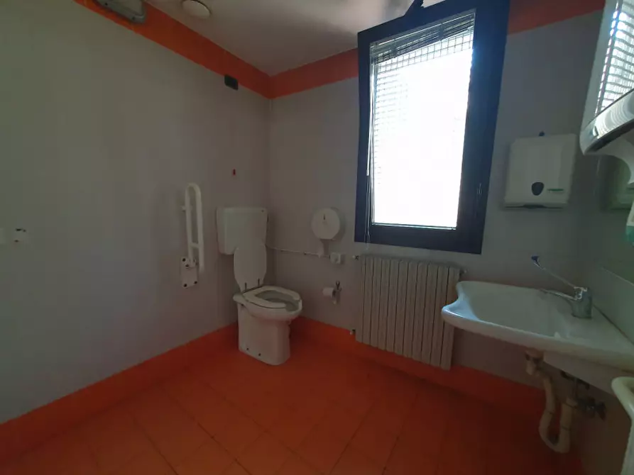 Immagine 7 di Attività commerciale in vendita  in Piazzale Kennedy a Lendinara