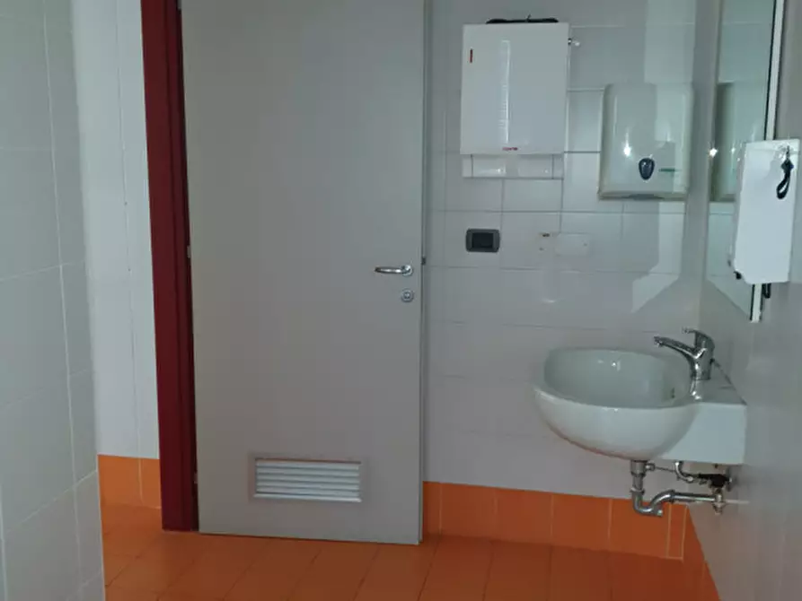 Immagine 8 di Attività commerciale in vendita  in Piazzale Kennedy a Lendinara