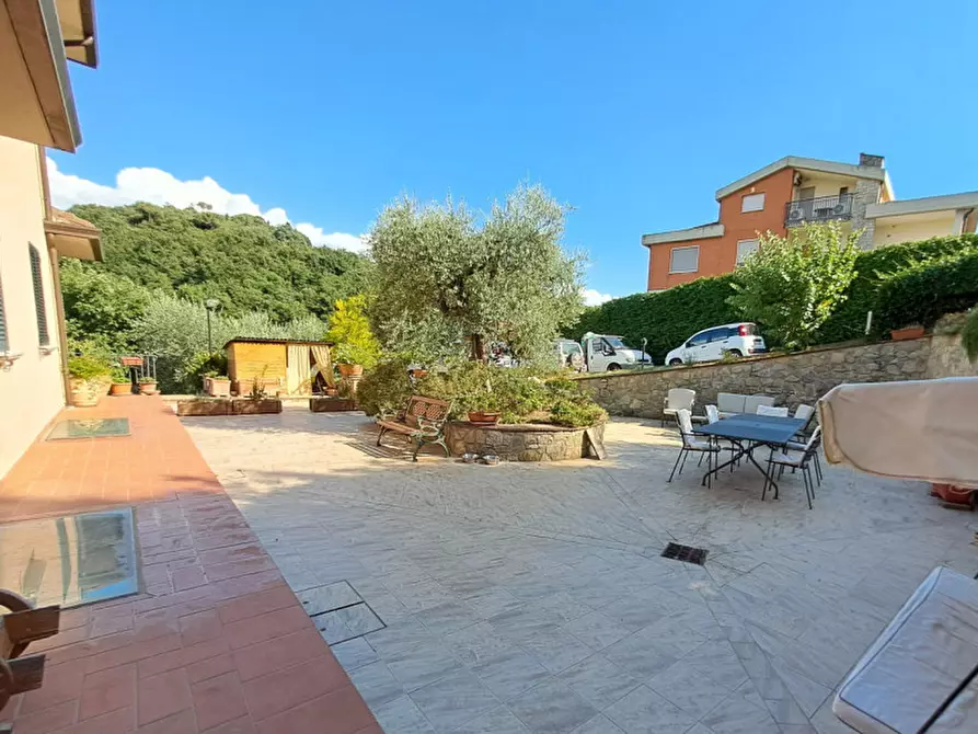 Immagine 25 di Villa in vendita  a Corciano