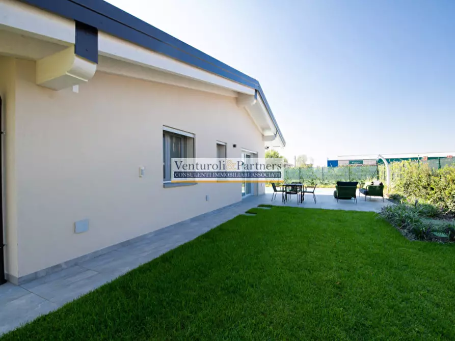 Immagine 2 di Villa in vendita  in Via Grezze a Desenzano Del Garda