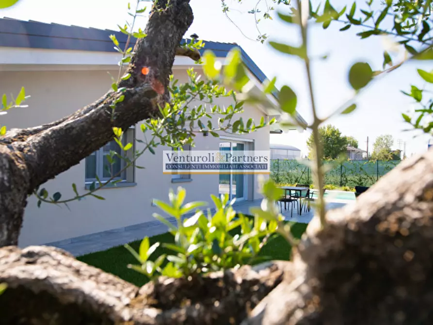 Immagine 3 di Villa in vendita  in Via Grezze a Desenzano Del Garda