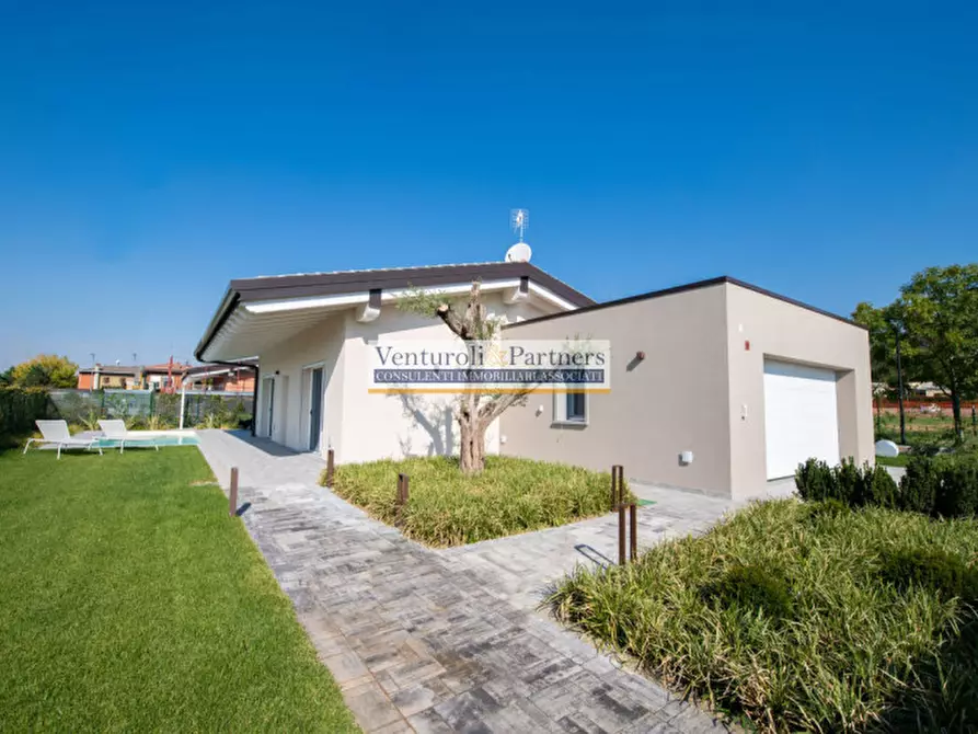 Immagine 4 di Villa in vendita  in Via Grezze a Desenzano Del Garda