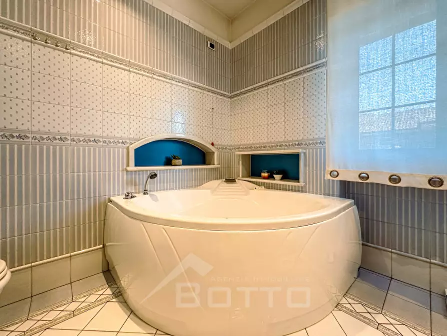 Immagine 40 di Villa in vendita  in Via Cossato, 44/a a Gattinara