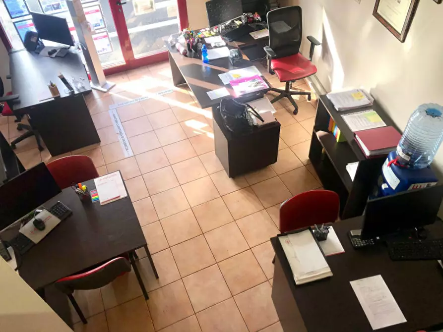 Immagine 16 di Negozio in affitto  in via trionfale 9098 a Roma