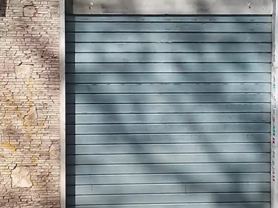 Immagine 22 di Negozio in affitto  in via trionfale 9098 a Roma