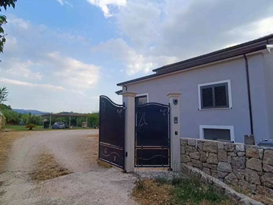 Immagine 1 di Casa indipendente in vendita  in VIA SCHITO a Sora