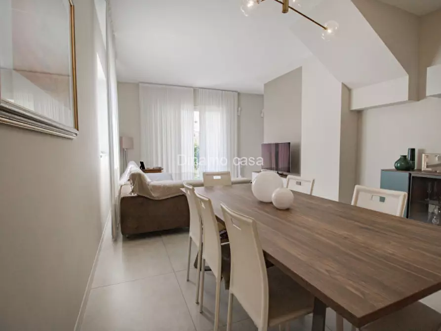 Immagine 2 di Villa in vendita  a Prato