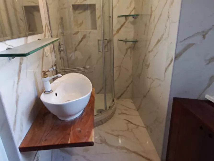 Immagine 21 di Camera in affitto  in vico sopramuro ave gratia plena 15 a Napoli