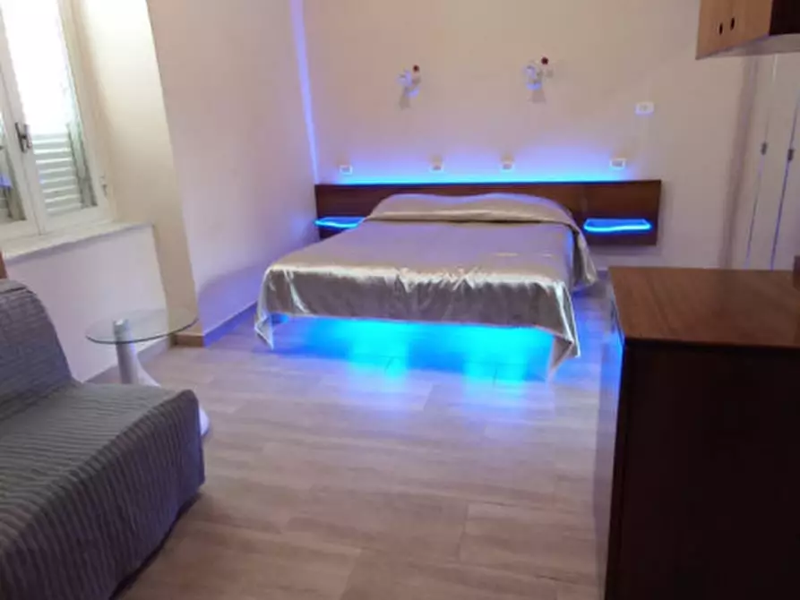 Immagine 23 di Camera in affitto  in vico sopramuro ave gratia plena 15 a Napoli