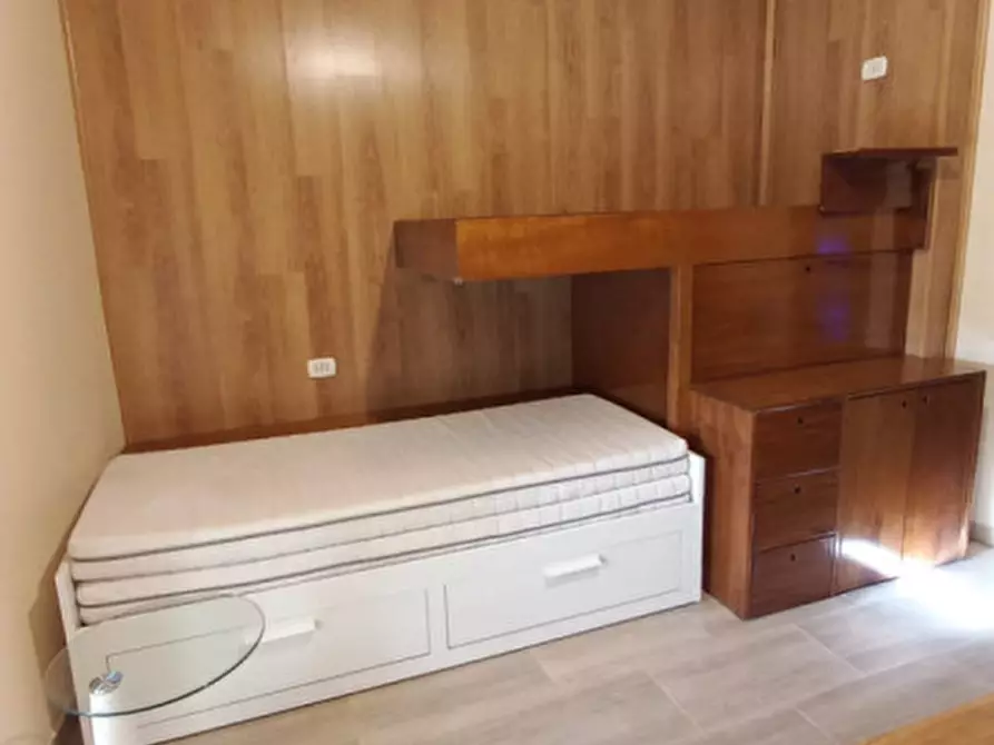 Immagine 28 di Camera in affitto  in vico sopramuro ave gratia plena 15 a Napoli