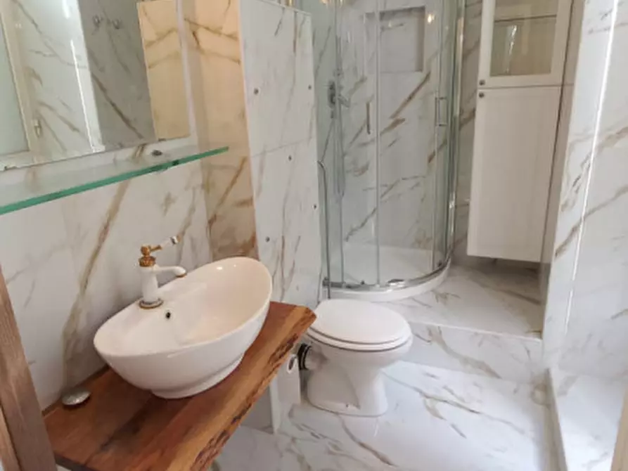 Immagine 40 di Camera in affitto  in vico sopramuro ave gratia plena 15 a Napoli