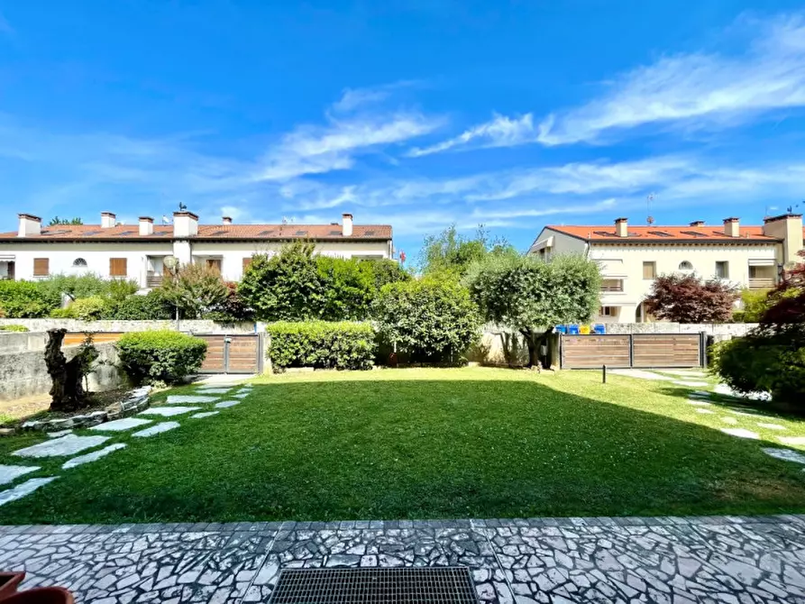 Immagine 1 di Casa bifamiliare in vendita  a Montebelluna