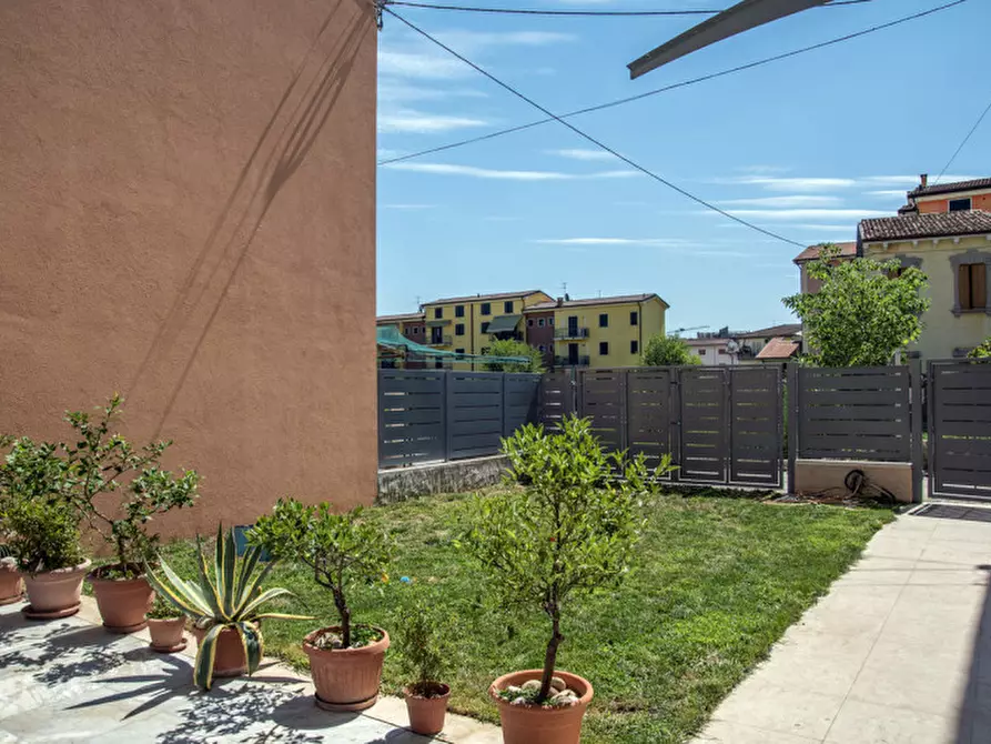 Immagine 1 di Villa in vendita  in Via Dora Baltea a Verona