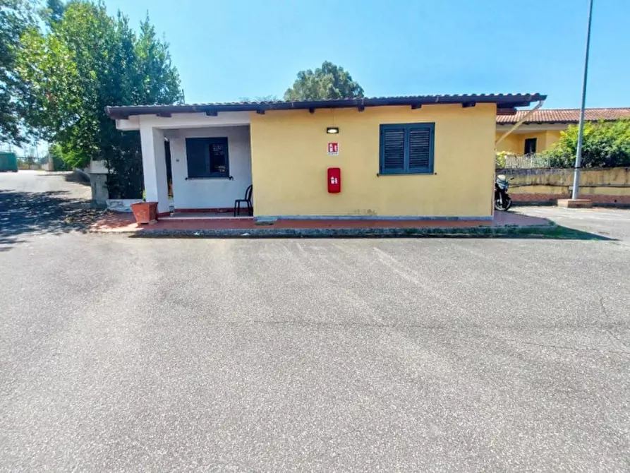 Immagine 1 di Negozio in vendita  in Via Ferdinando Neri, Aranova RM, Italia a Fiumicino