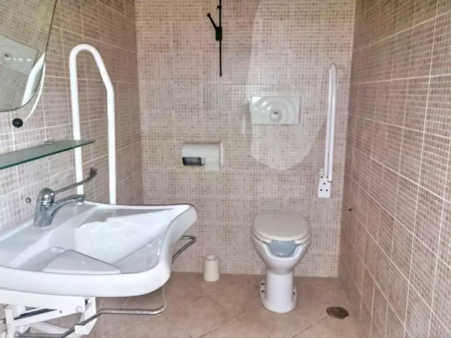 Immagine 12 di Negozio in vendita  in Via Ferdinando Neri, Aranova RM, Italia a Fiumicino