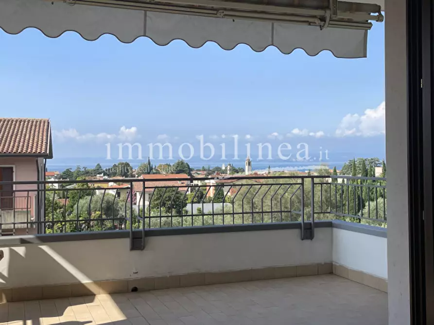 Immagine 12 di Appartamento in vendita  in VIA SAN ZENO Piano 2-3 a Bardolino