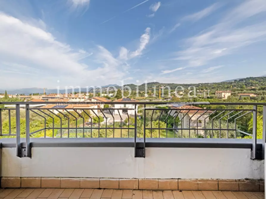 Immagine 17 di Appartamento in vendita  in VIA SAN ZENO Piano 2-3 a Bardolino