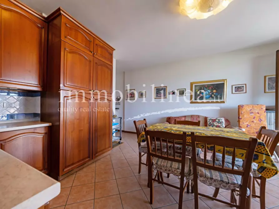 Immagine 22 di Appartamento in vendita  in VIA SAN ZENO Piano 2-3 a Bardolino
