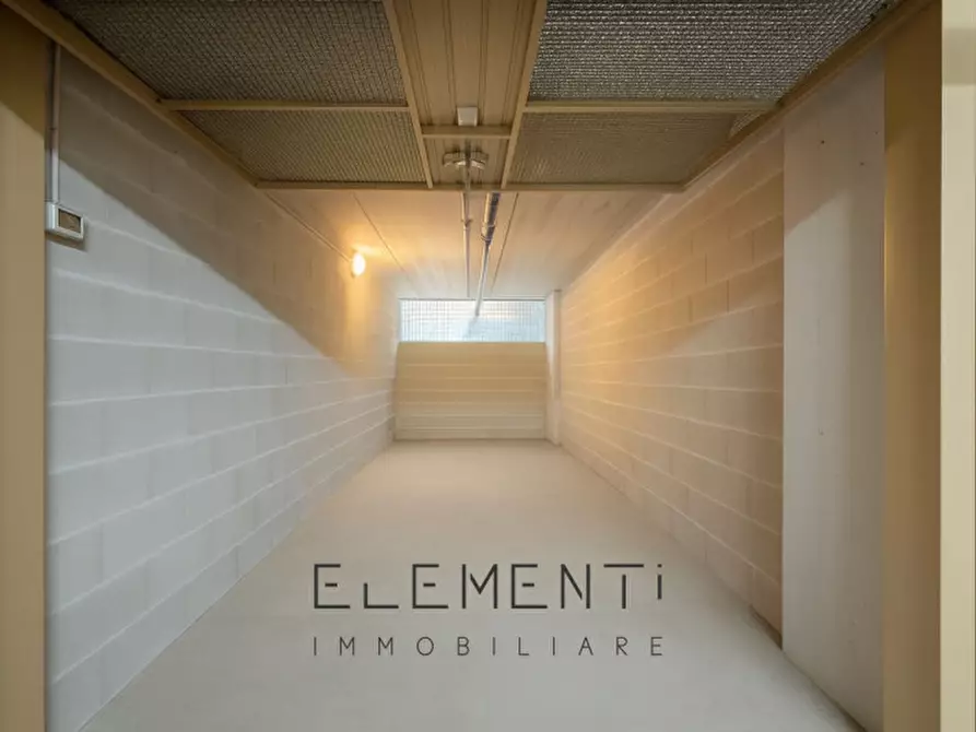 Immagine 1 di Garage in vendita  in Via Centro 4 a Verona