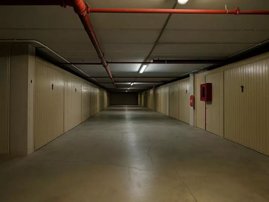 Immagine 2 di Garage in vendita  in Via Centro 4 a Verona