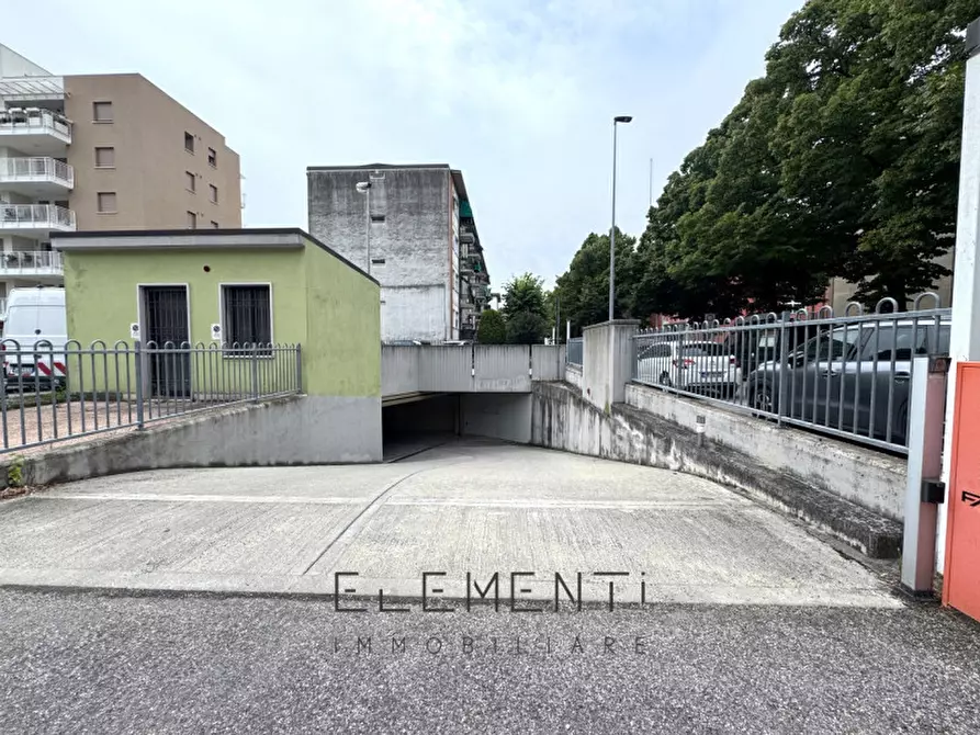 Immagine 4 di Garage in vendita  in Via Centro 4 a Verona